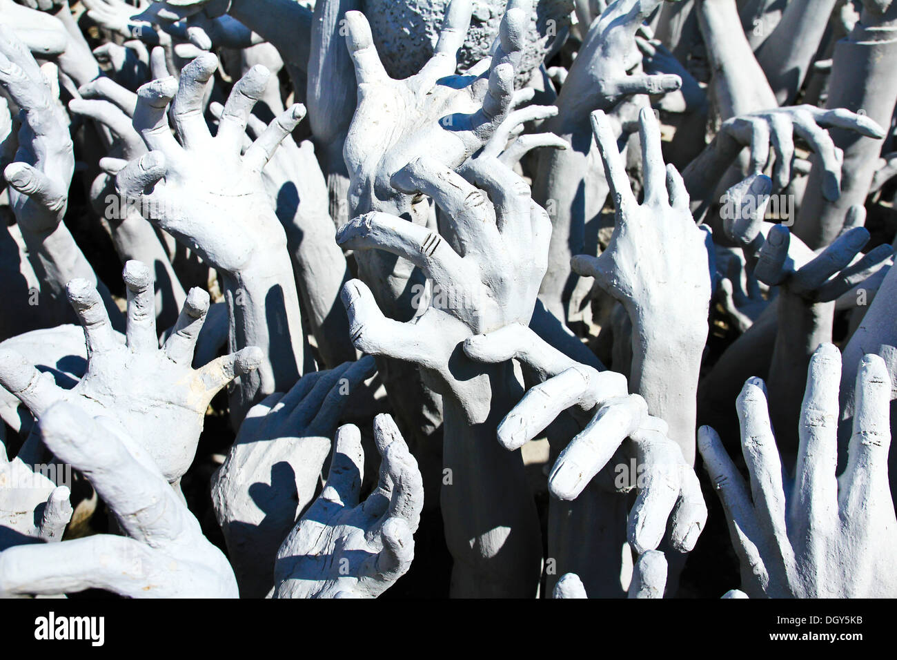 La mano dall'inferno a Rong Khun temple,Chiang Rai nel nord della Thailandia. Foto Stock