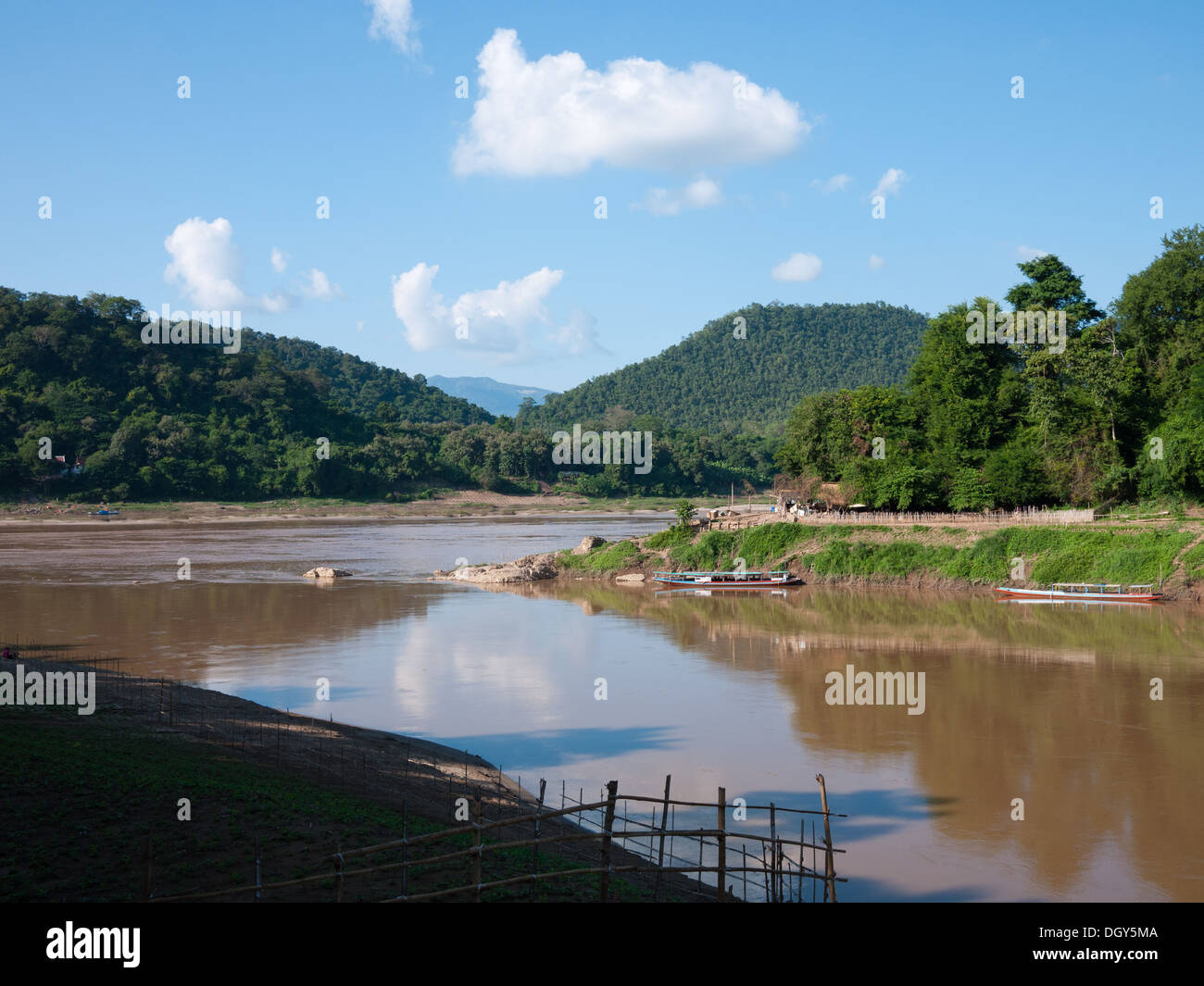 La confluenza del fiume Mekong e il fiume Nam Khan a Luang Prabang, Laos. Foto Stock