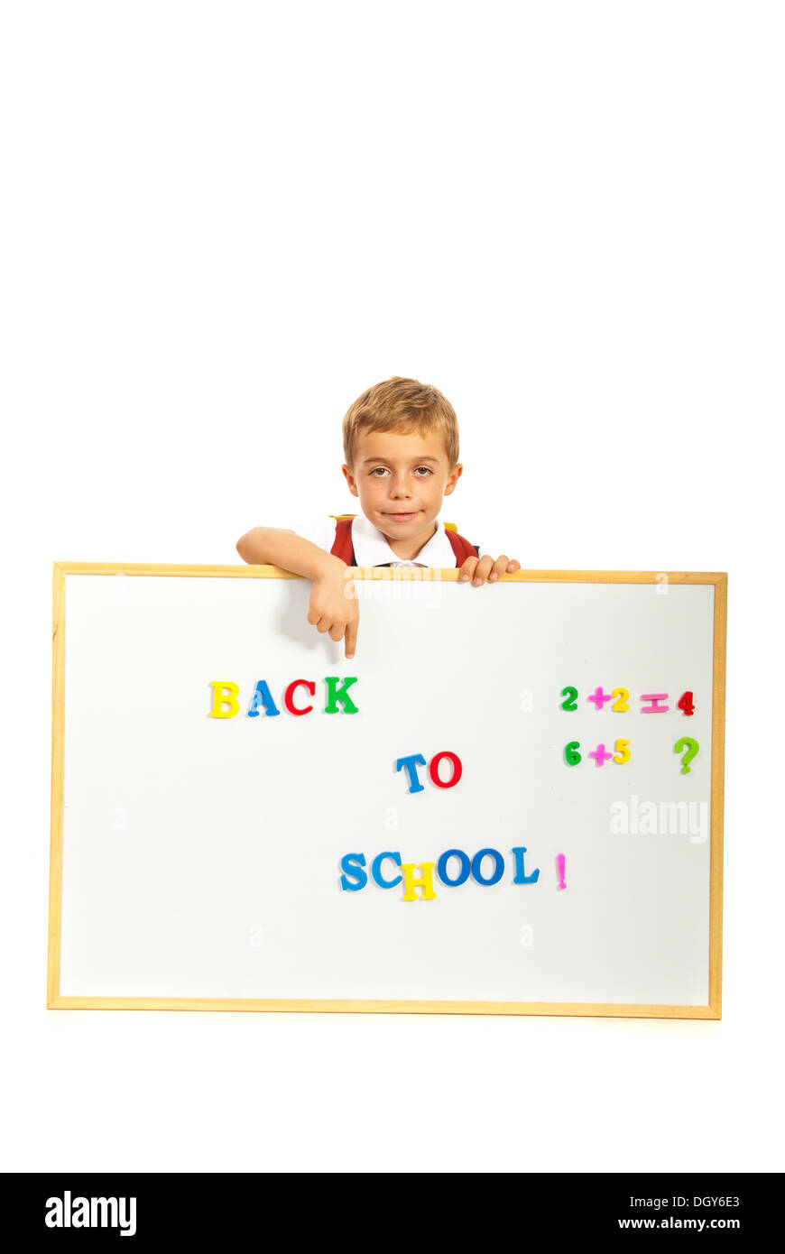 Scuola ragazzo puntando al messaggio su una scheda isolato su sfondo bianco Foto Stock