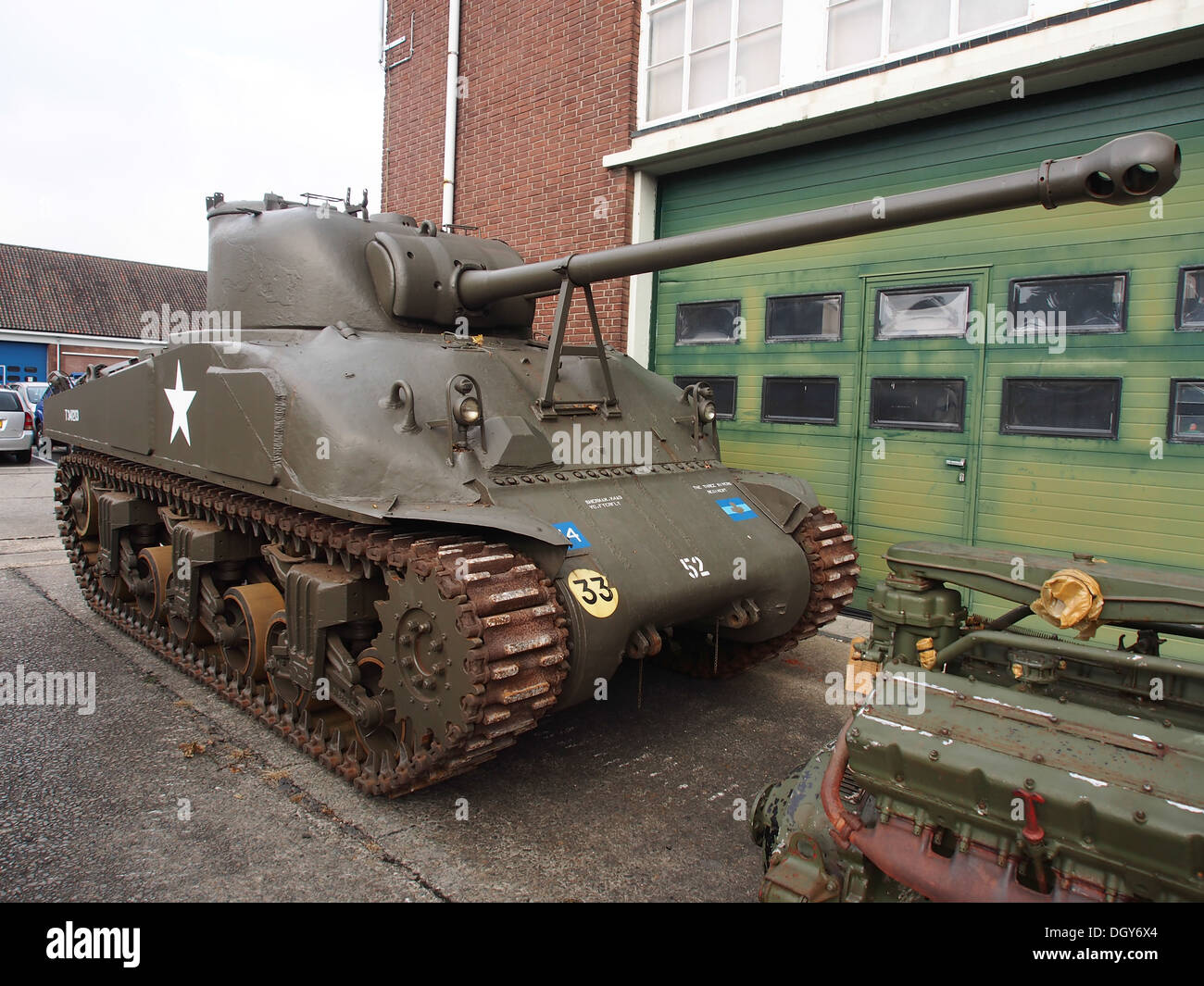 Lo Sherman M4 è un carro medio americano ampiamente riconosciuto utilizzato durante la seconda guerra mondiale. Questo carro era una parte essenziale delle forze alleate, fornendo potenza di fuoco e mobilità in battaglie in vari teatri di guerra. Foto Stock