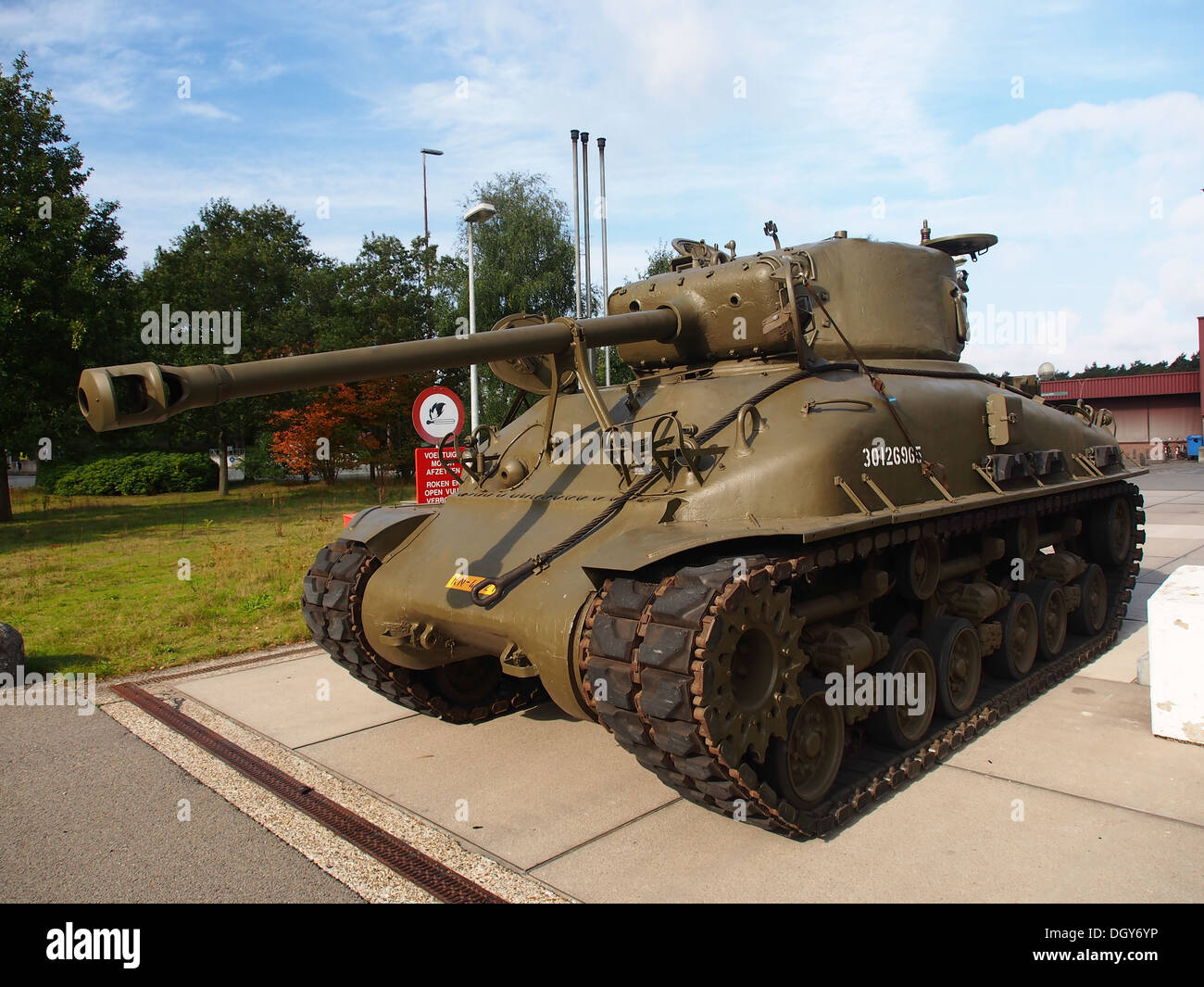 Il carro Sherman M4, un veicolo militare americano chiave utilizzato durante la seconda guerra mondiale, è mostrato in questa immagine. Si tratta di un carro armato medio che ha giocato un ruolo significativo in molte battaglie chiave durante la guerra, noto per la sua versatilità e durata in combattimento. Foto Stock