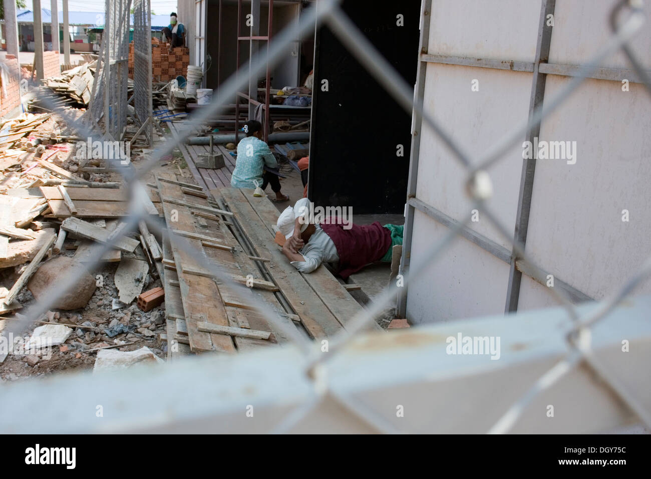 Un lavoratore edile è a riposo in un nuovo edificio sito in Kampong Cham, Cambogia. Foto Stock