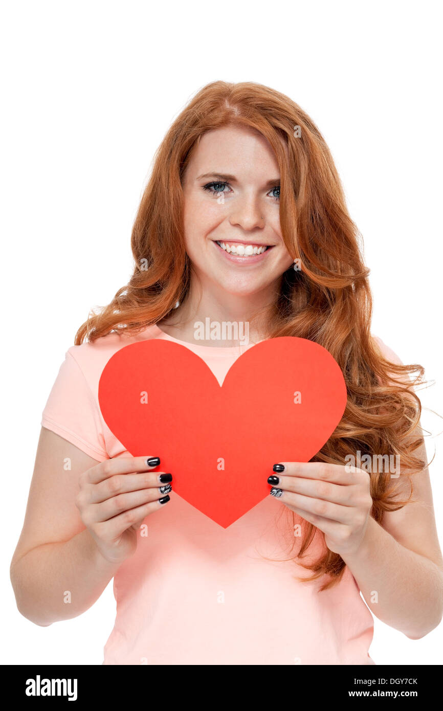 Sorridente giovane donna e cuore rosso copyspace di carta il giorno di san valentino amore isolato Foto Stock