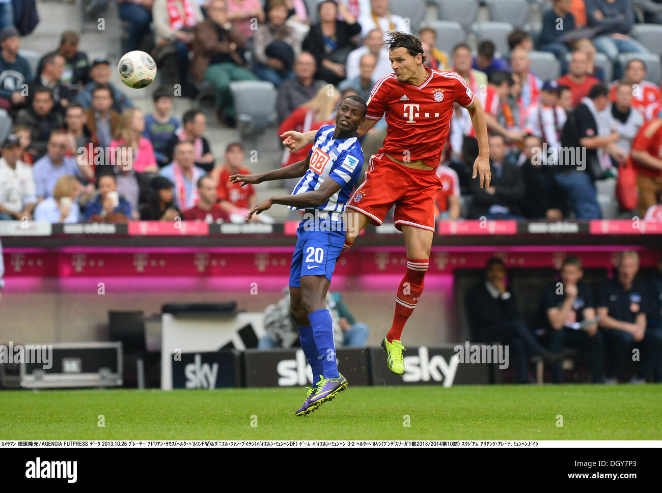 Monaco di Baviera, Germania. 26 ott 2013. Adrian Ramos (Hertha), Daniel Van Buyten (Bayern) Calcio : Bundesliga match tra FC Bayern Munchen 3-2 Hertha BSC Berlin a stadio Allianz Arena di Monaco di Baviera, Germania . © Takamoto Tokuhara/AFLO/Alamy Live News Foto Stock