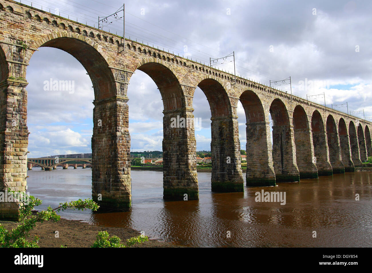 Ponte ferroviario, il ponte di pietra, fiume tweed, Berwick-upon-Tweed, Scotland, Regno Unito, Europa Foto Stock