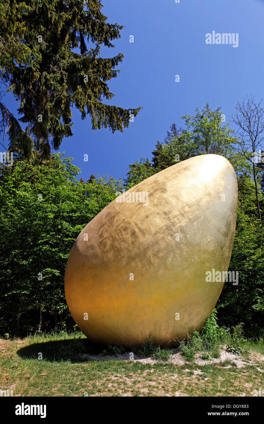 Golden Egg sul bordo della foresta come archetipo della forma di vita, artista Magdalena Jetelová, Waldskulpturenweg Foto Stock