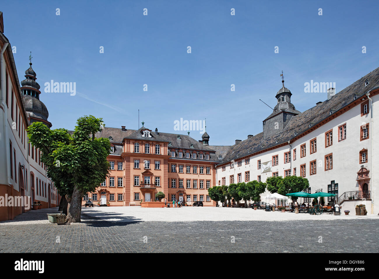 Piazza del Castello con la parte settentrionale e centrale ali, Schloss Bad Berleburg Castle, Bad Berleburg, Rothaargebirge Foto Stock