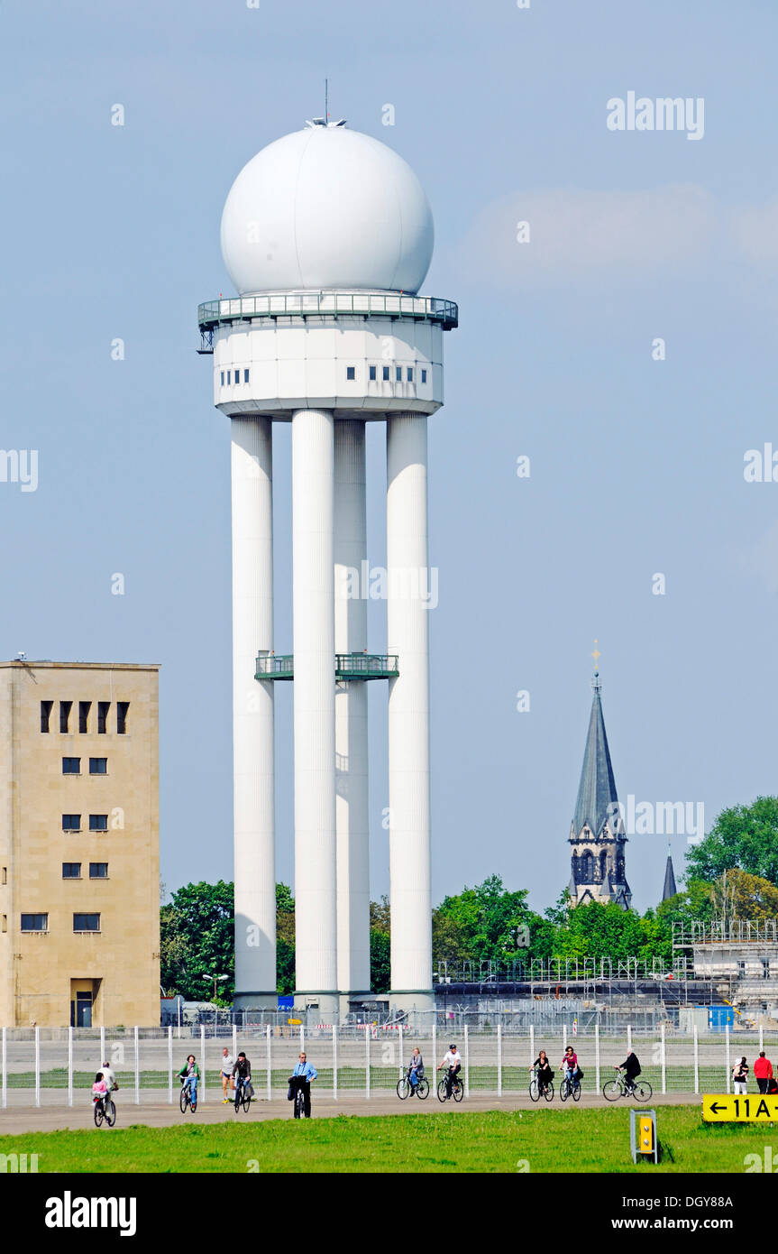 Torre radar dell aeroporto di Tempelhof, consegnato al pubblico nel maggio 2010, Tempelhofer Feld tra il Tempelhof, Neukoelln e Foto Stock