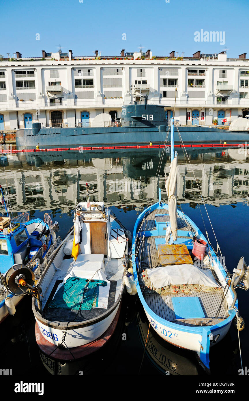 Barche da pesca e il Nazario Sauro, storico sommergibile del Galata Museo Marittimo al Porto Antico, il Porto Antico di Genova Foto Stock