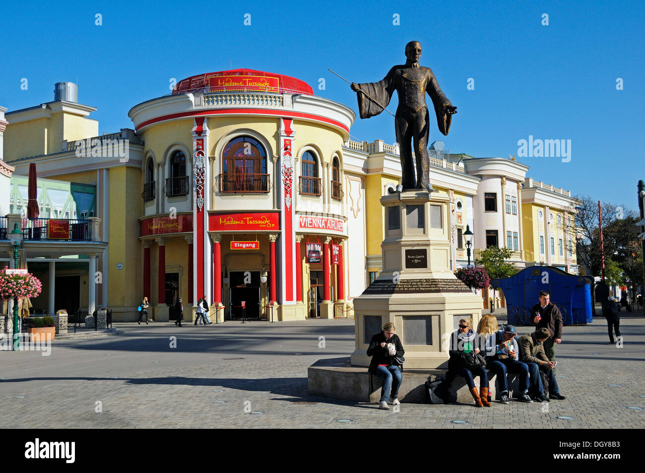 Un monumento di Basilio Calafati davanti al Museo delle Cere di Madame Tussauds, parco divertimenti Prater di Vienna, Austria, Europa Foto Stock