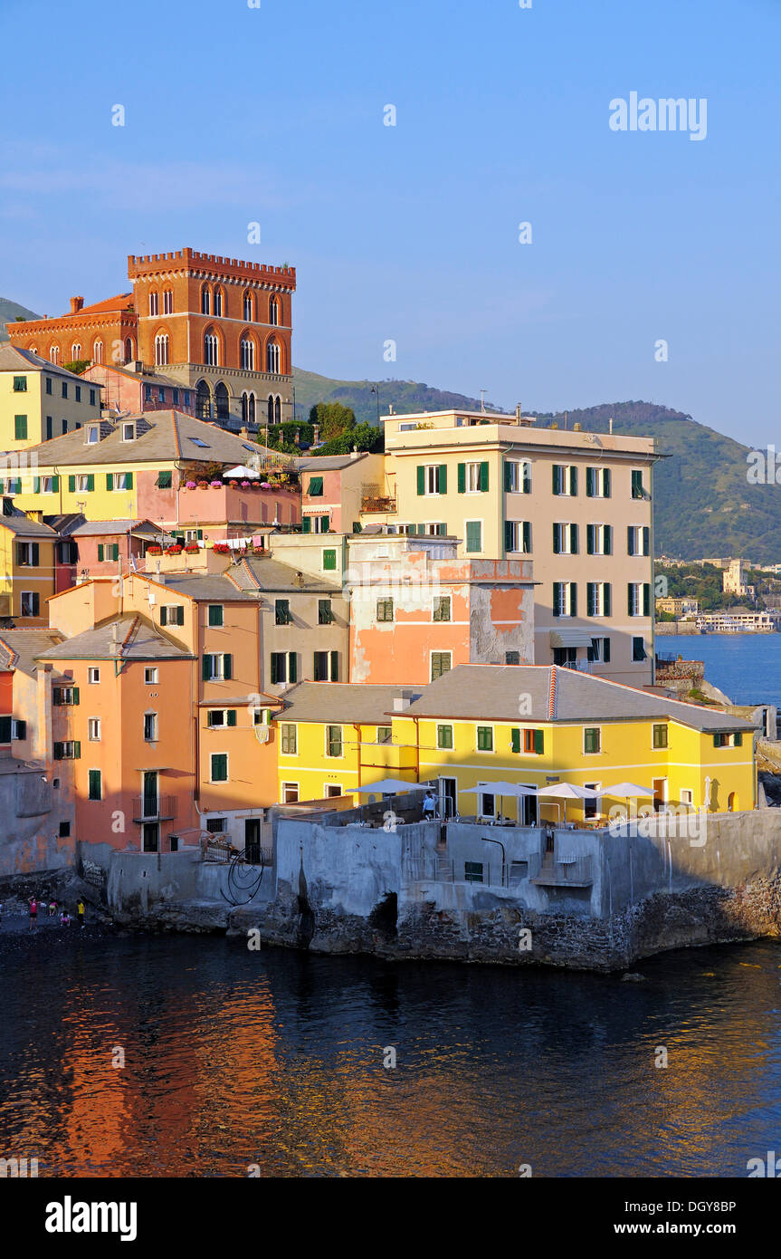 Boccadasse, villaggio di pescatori e il sobborgo di Genova, Riviera, Liguria, Italia, Europa Foto Stock