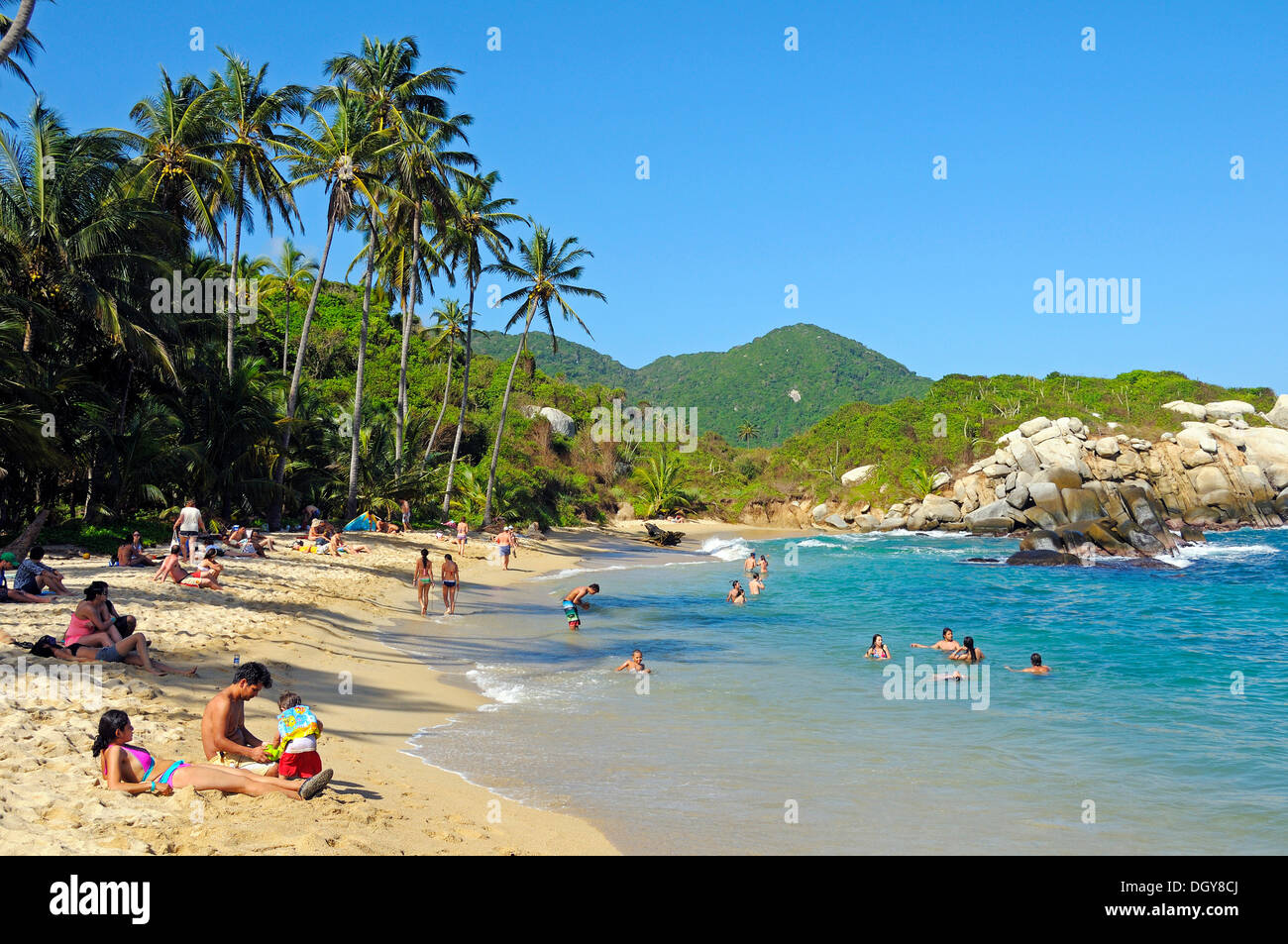 I turisti su una spiaggia, Tayrona-Nationalpark, Santa Marta, Magdalena, Colombia Foto Stock