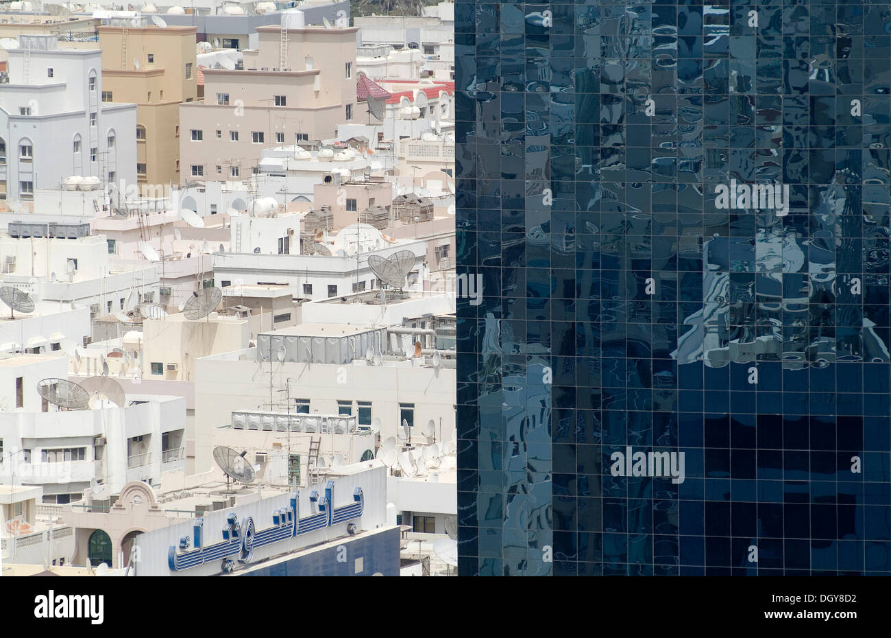 La facciata di vetro, dettaglio, in contrasto con il centro storico della città di Dubai, Emirati Arabi Uniti, Medio Oriente Foto Stock