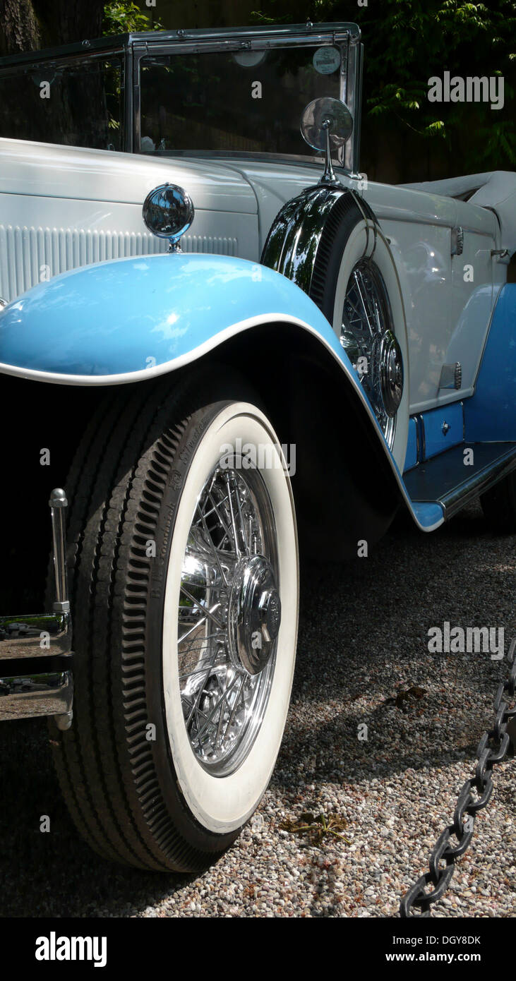Ruota anteriore con faro di uno storico Cadillac V8 Foto Stock