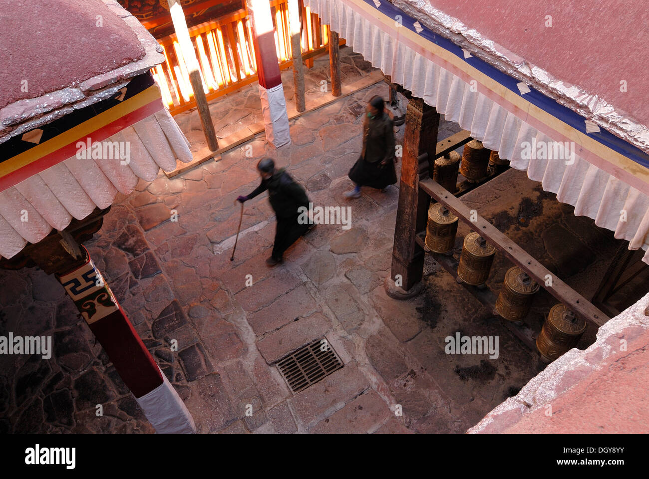 Ruote della preghiera e pellegrini tibetano nei pressi di Kora, circumambulation, Jokhang Tempio, Lhasa, in Tibet, in Cina Asia Foto Stock