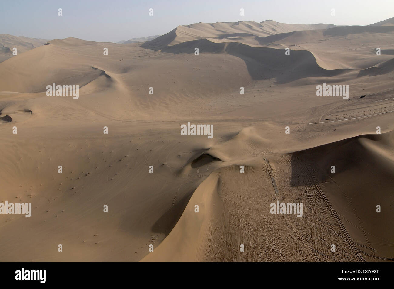Vista aerea di dune di sabbia con caravan rotta nel deserto del Gobi, Silk Road, Dunhuang, Gansu, Cina e Asia Foto Stock