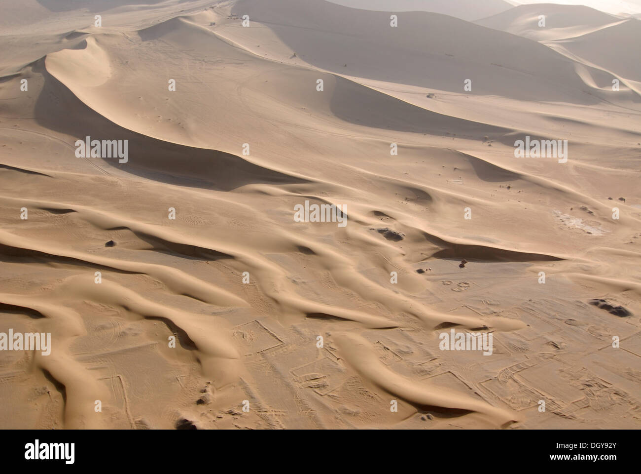 Vista aerea di dune di sabbia con caravan rotta nel deserto del Gobi, Silk Road, Dunhuang, Gansu, Cina e Asia Foto Stock