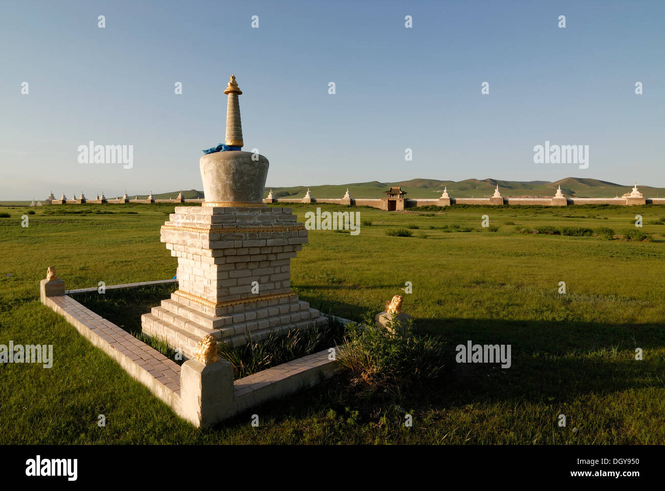 Stupa e parete esterna di Erdene Zuu Khiid Monastero Karakorum, Kharkhorin, Oevoerkhangai Aimak, Mongolia, Asia Foto Stock