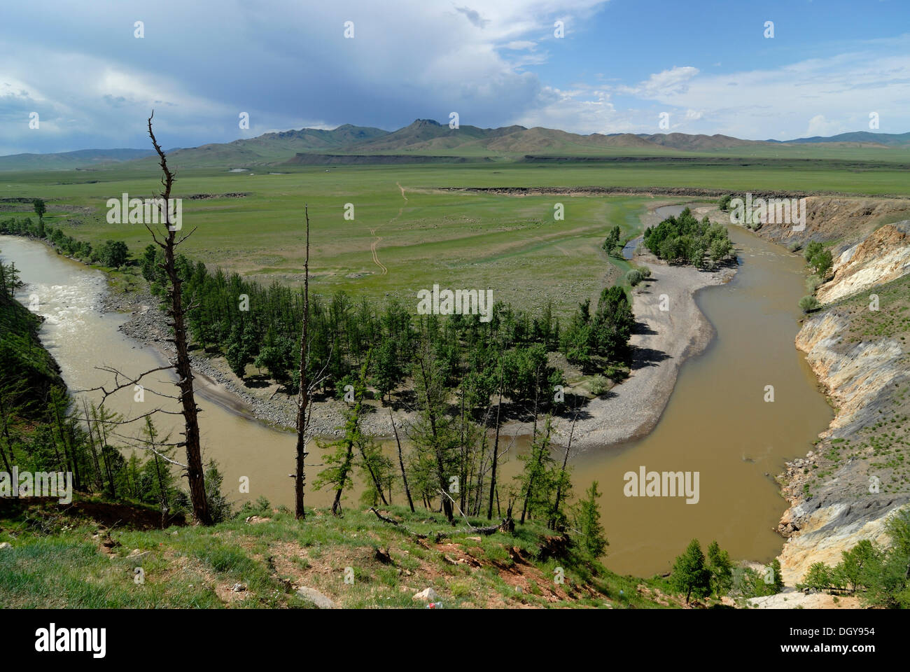 Ansa del fiume Orkhon nella parte anteriore delle montagne del Khangai Nuruu National Park, Orkhon Khuerkhree, Kharkhorin Foto Stock