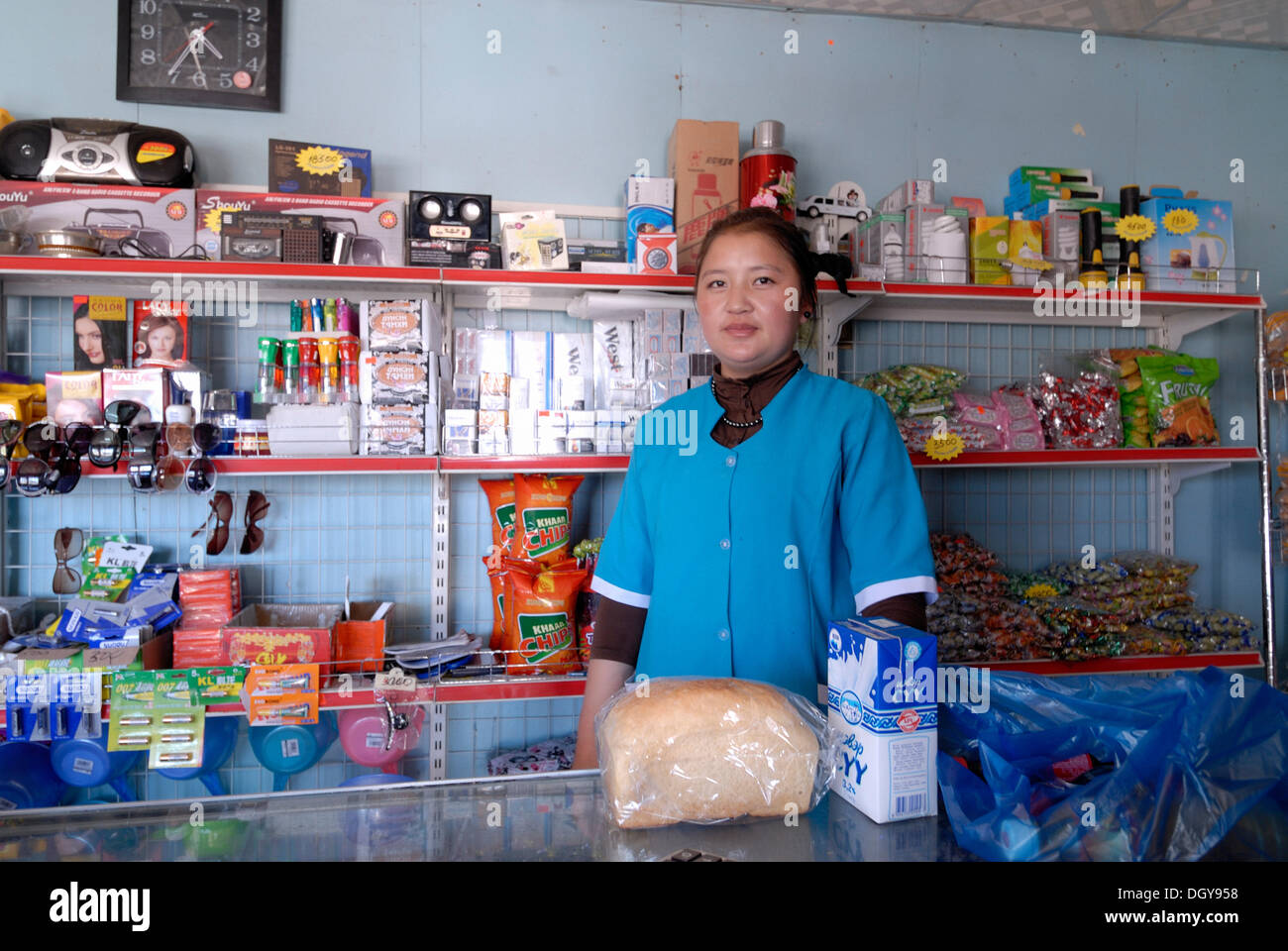 Commessa nella parte anteriore delle merci per le esigenze quotidiane in un piccolo negozio di paese nel Deserto del Gobi, Gurvan Saikhan Parco Nazionale Foto Stock