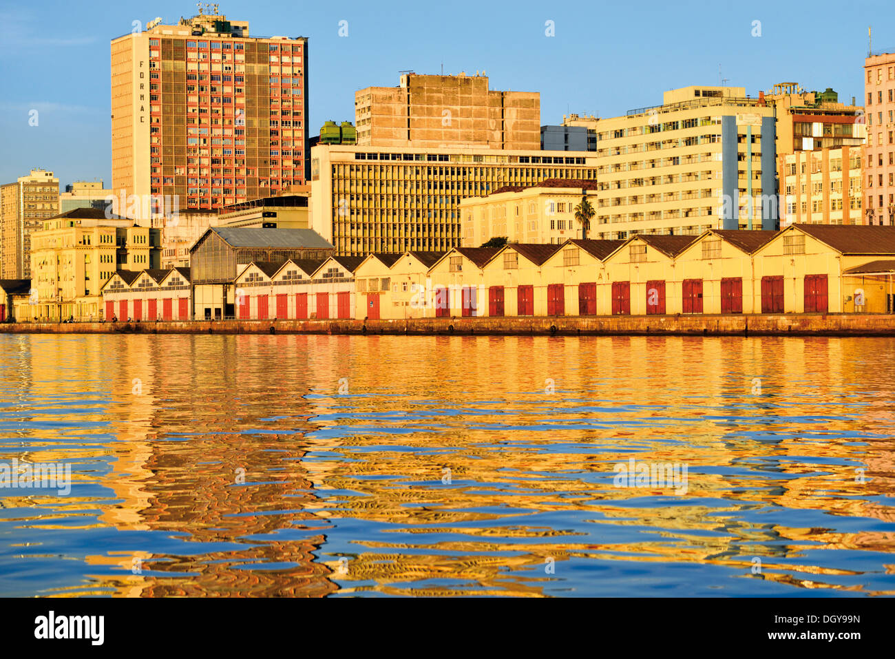Il Brasile, Rio Grande do Sul: Riverside skyline di Porto Alegre ai margini del Rio Guaíba Foto Stock