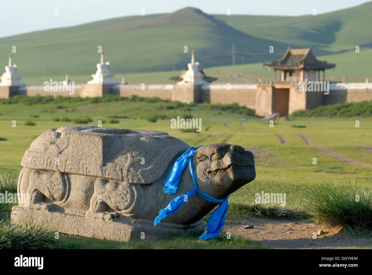 Tartaruga in pietra con un nastro di colore blu, Khata, guardia, situato nella parte anteriore della stupa della parete esterna del Erdene Zuu Khiid Monastero Foto Stock