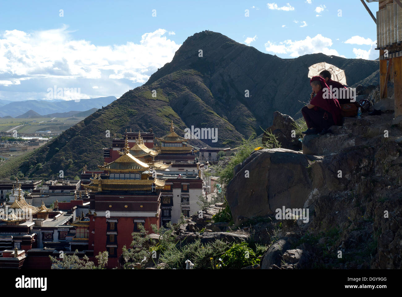Le monache tibetani in appoggio su un percorso circolare di Kora pellegrinaggio, sopra i tetti del monastero di Tashilunpo, Shigatse Foto Stock