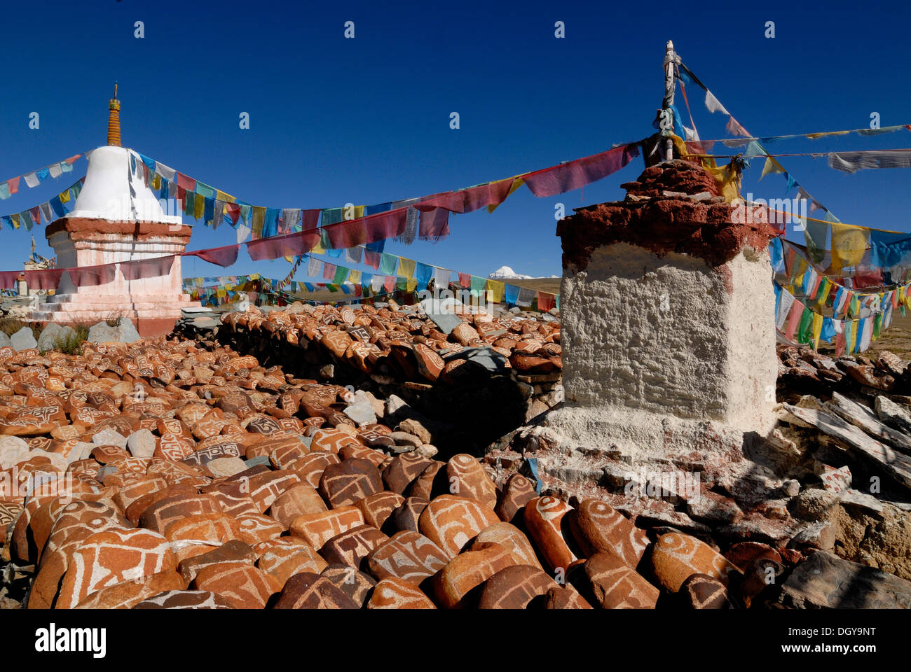 Bandiere di preghiera, Mani pietre e chorten a Chiu Gompa monastero con snow-capped Monte Kailash sul retro Foto Stock