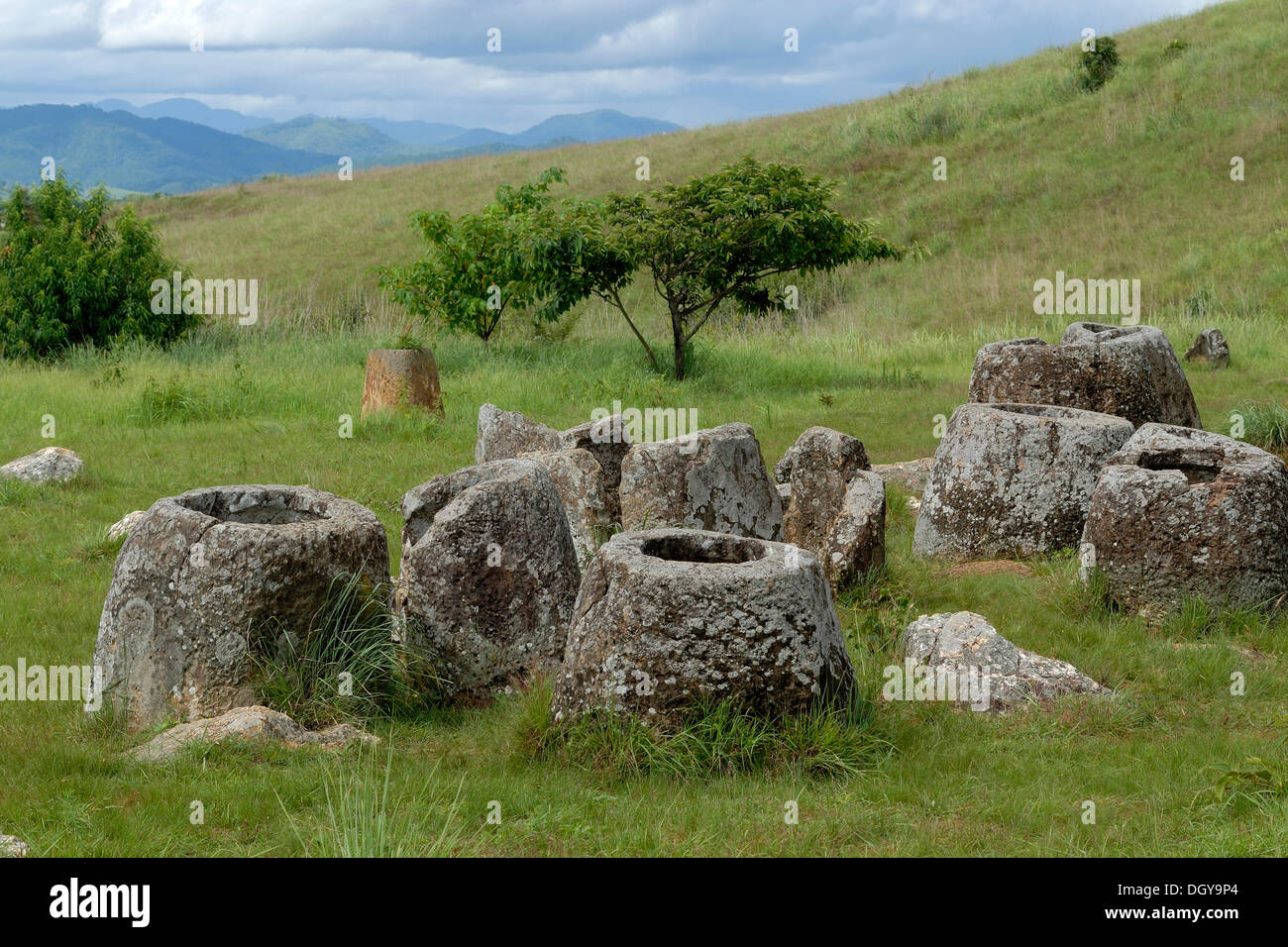 Archeologia, grandi pietre antiche vasi nel paesaggio, Pianura di giare, Jar sito 1, Thong Hai Hin, a Phonsavan Foto Stock
