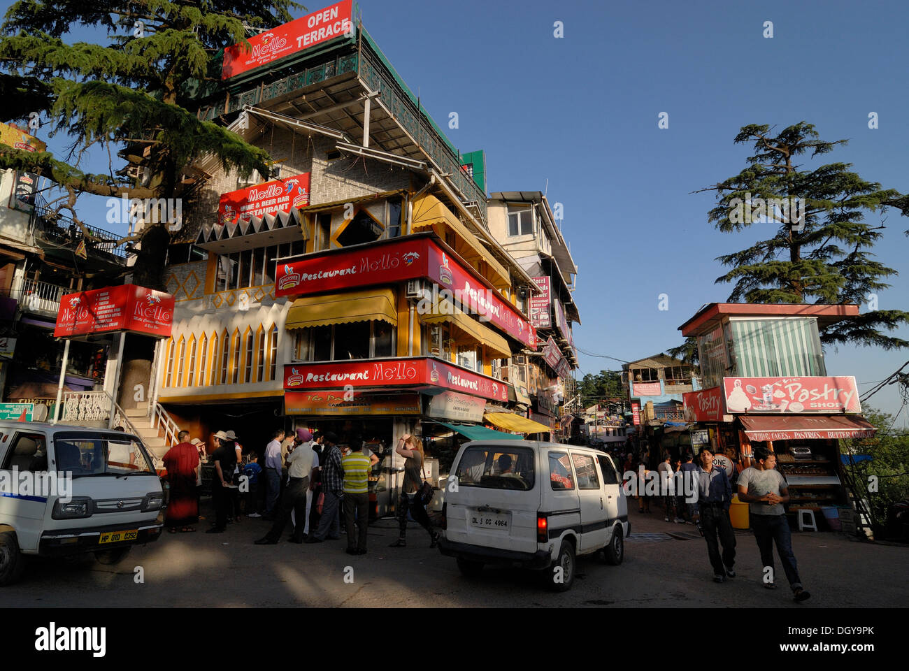 Intersezione principale in alto a Dharamsala, McLeod Ganj, Himachal Pradesh, Himalaya, India, Asia Foto Stock