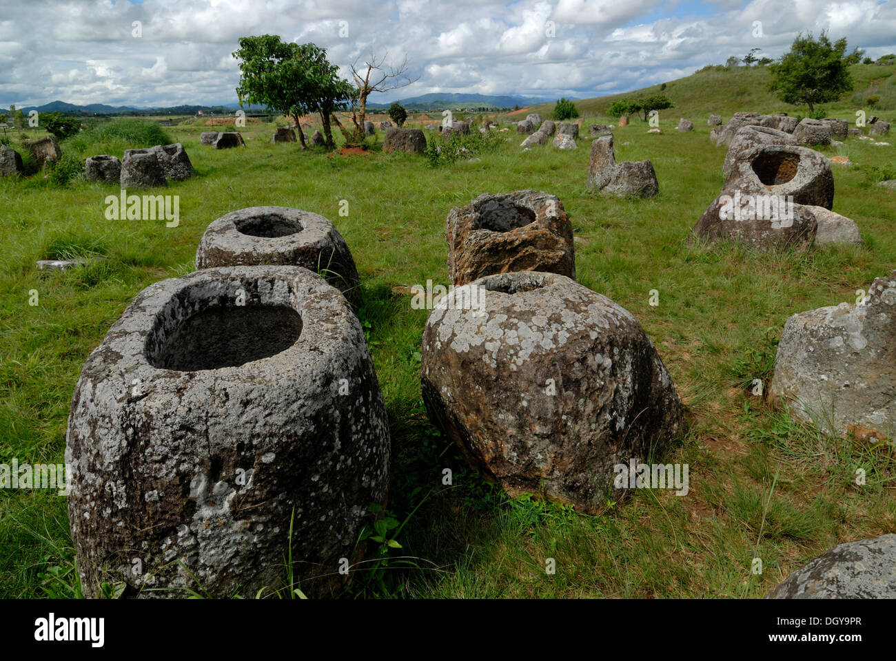 Archeologia, antico grandi vasi in pietra nel paesaggio, Pianura di giare, Jar sito 1, Thong Hai Hin, vicino a Phonsavan Foto Stock