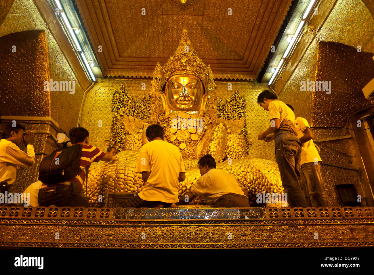 La santissima Buddha del paese, il golden Buddha Mahamuni è ricoperto in foglia oro dai credenti, Mandalay birmania, myanmar Foto Stock