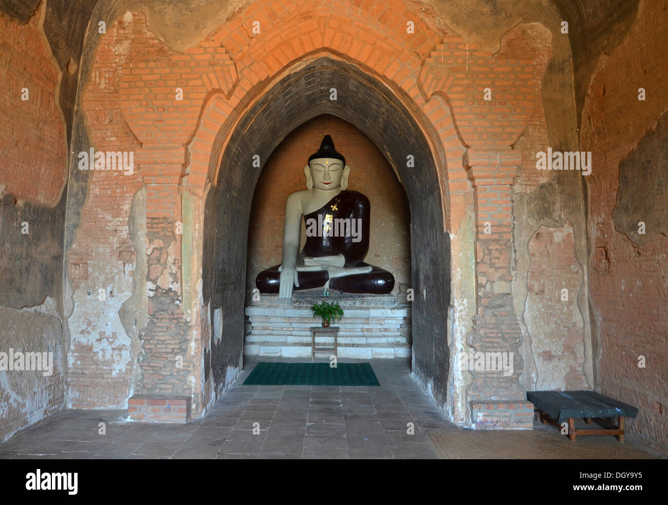 Buddha seduto, Old Bagan, Myanmar o Birmania, Asia Foto Stock