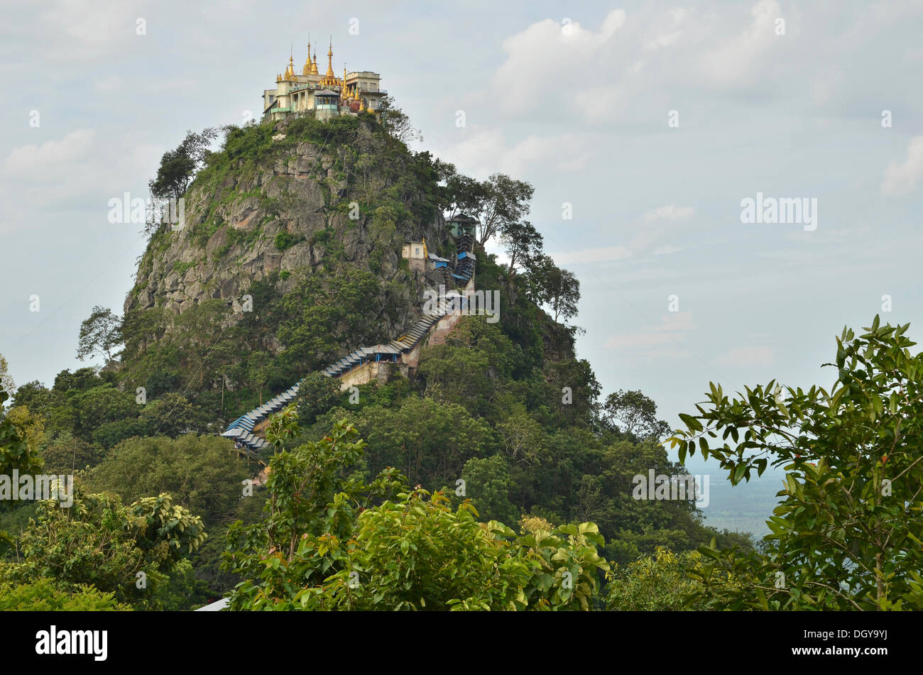 Il Monte Popa, pellegrinaggio buddista, sito nei pressi di Bagan, pagano, Myanmar, Birmania, Asia sud-orientale, Asia Foto Stock