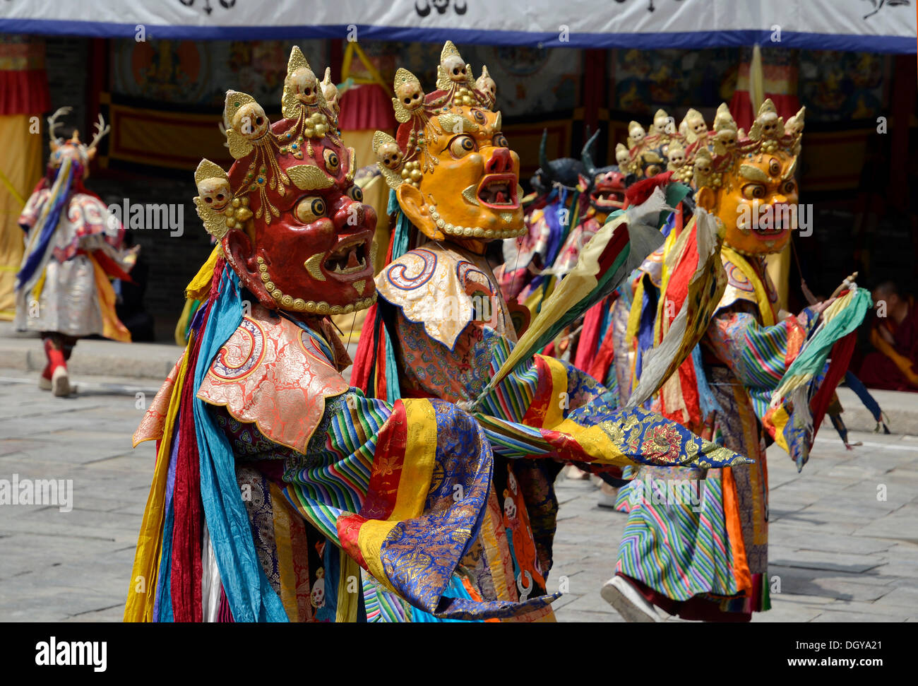 Buddismo tibetano, religiosi di ballo mascherato 'Cham' festival  nell'importante Gelupgpa monastero di Kumbum, Ta'er Monastero Foto stock -  Alamy