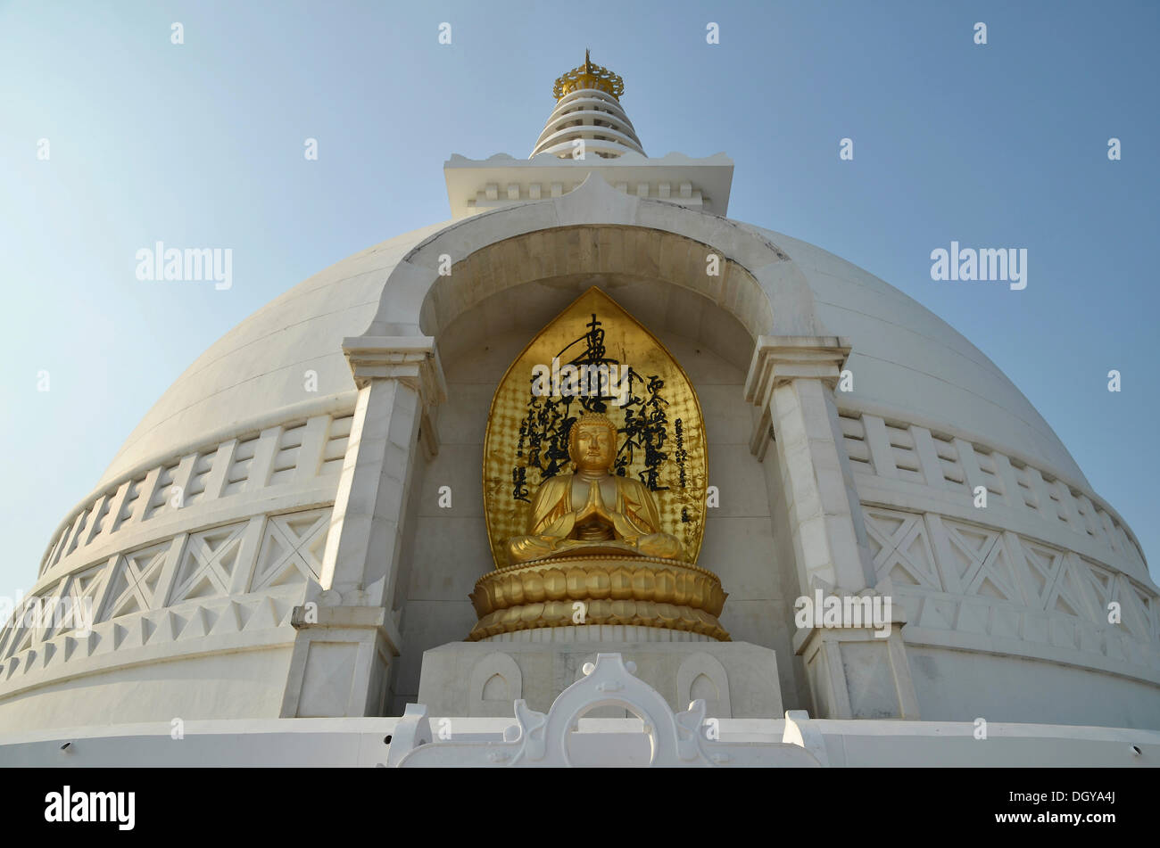 Scultura di golden Buddha seduto, la pace del mondo Stupa, avvoltoio picco buddista, meta di pellegrinaggio, Ragir, Rajgir Foto Stock