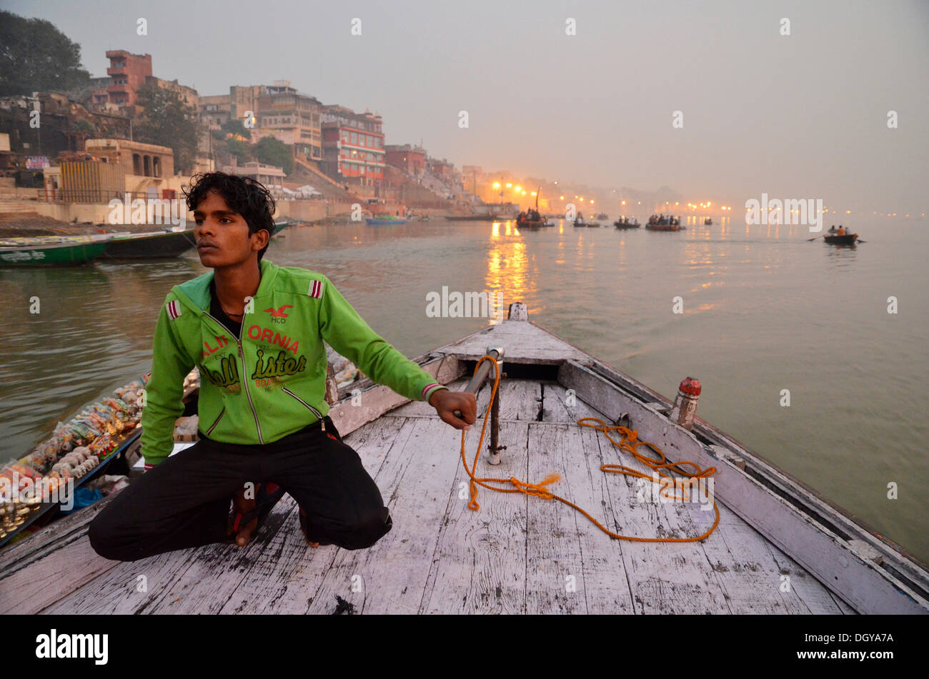 Indian barcaiolo sul Gange vicino al ghats all'alba Gange, Varanasi, Benares o Kashi, Uttar Pradesh, India, Asia Foto Stock