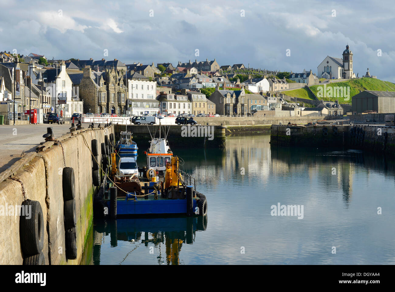 Porto con barche e vecchie case scozzese, Macduff, Banffshire, Scotland, Regno Unito, Europa Foto Stock