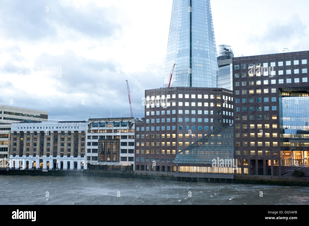 London, Regno Unito - 28 Ottobre 2013: il forte vento sul fiume Tamigi del Ponte di Londra come la città è colpita dalla tempesta. La tempesta, denominato St Jude, ha portato la windiest meteo a colpire il Regno Unito dal 1987. Credito: Piero Cruciatti/Alamy Live News Foto Stock