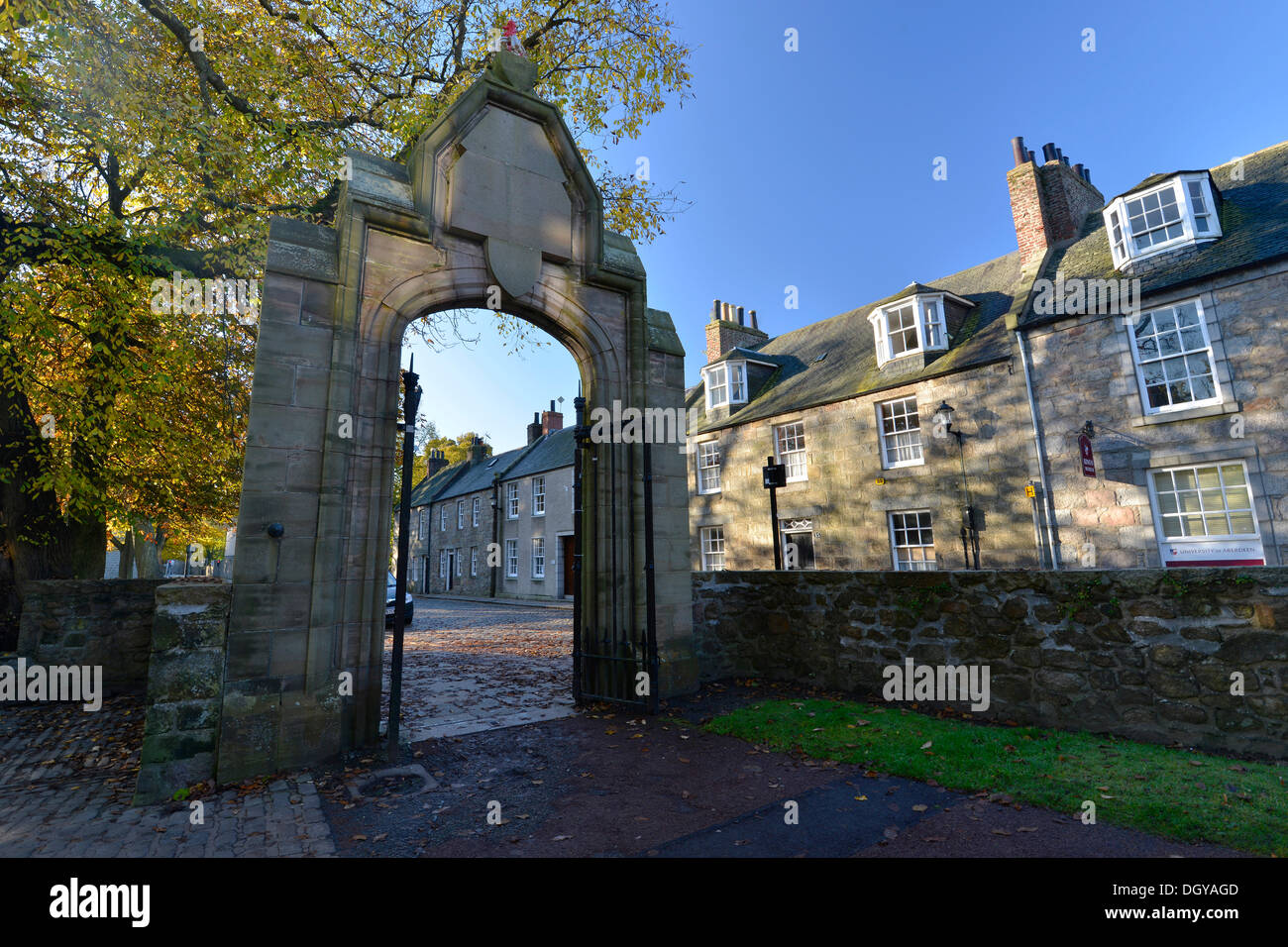 Archway, parco autunnale, King's College Chapel, King's College, Università di Aberdeen, Old Aberdeen, Aberdeen, Scozia Foto Stock