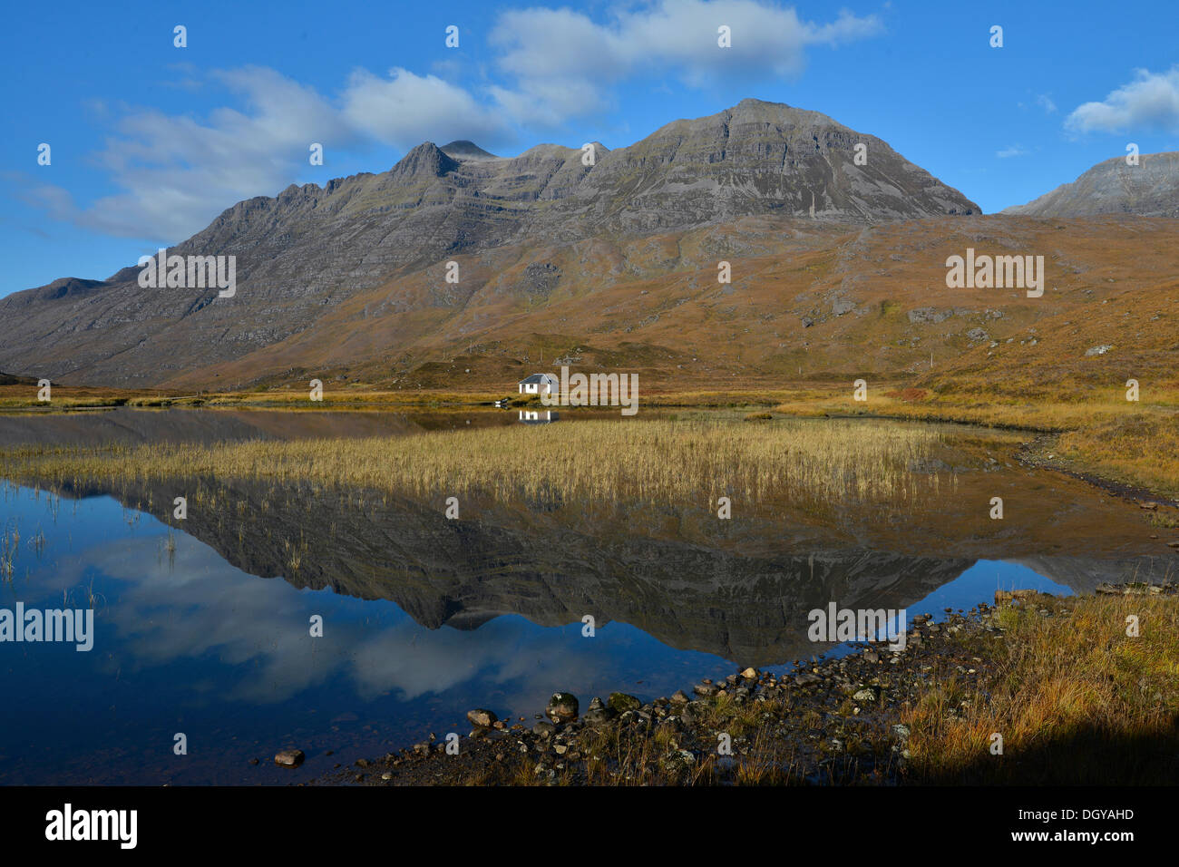 Le montagne si riflette in un lago nelle Highlands di fronte Liathach hill, Glen Torridon, Beinn Eighe Riserva Naturale Nazionale Foto Stock