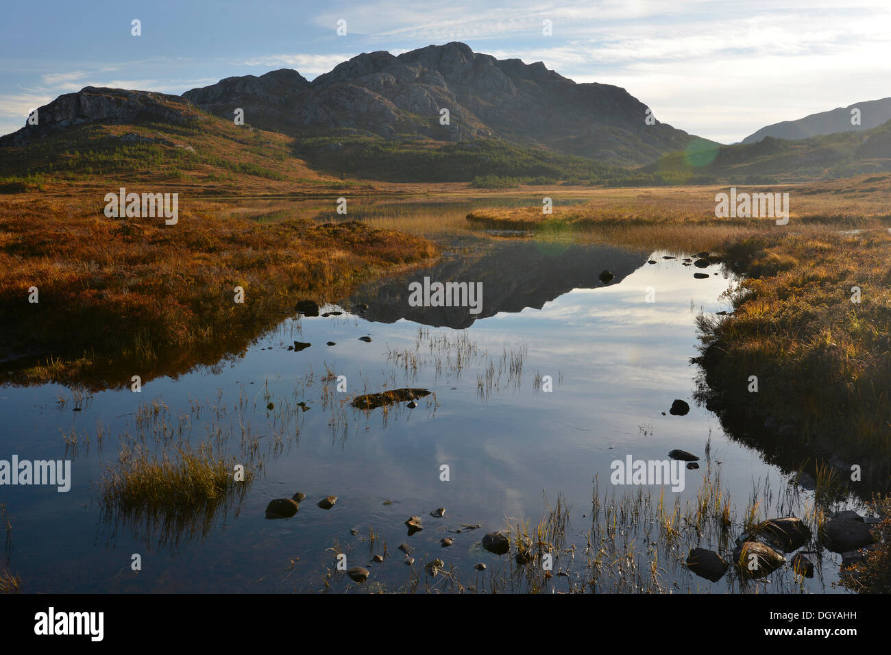 I riflessi delle montagne in un lago, torbiera in riserva, Loch Bad na Sgalag, Gairloch, Highlands scozzesi Foto Stock