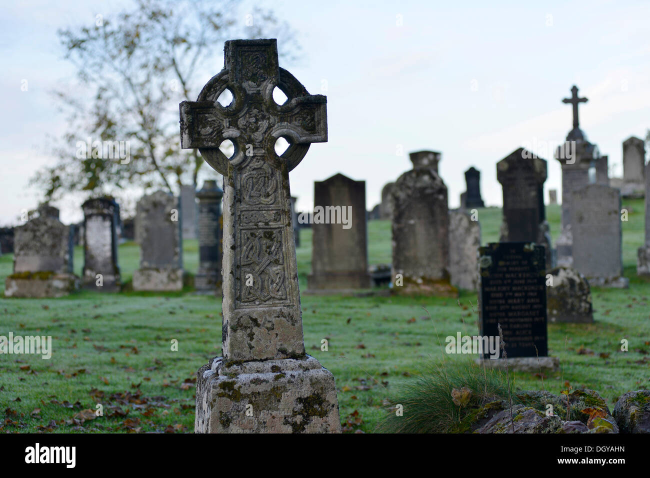 Vecchio Cimitero scozzese con croci celtiche e lapidi con brina-ricoperto di erba, Gairloch, Wester Ross, Scozia Foto Stock