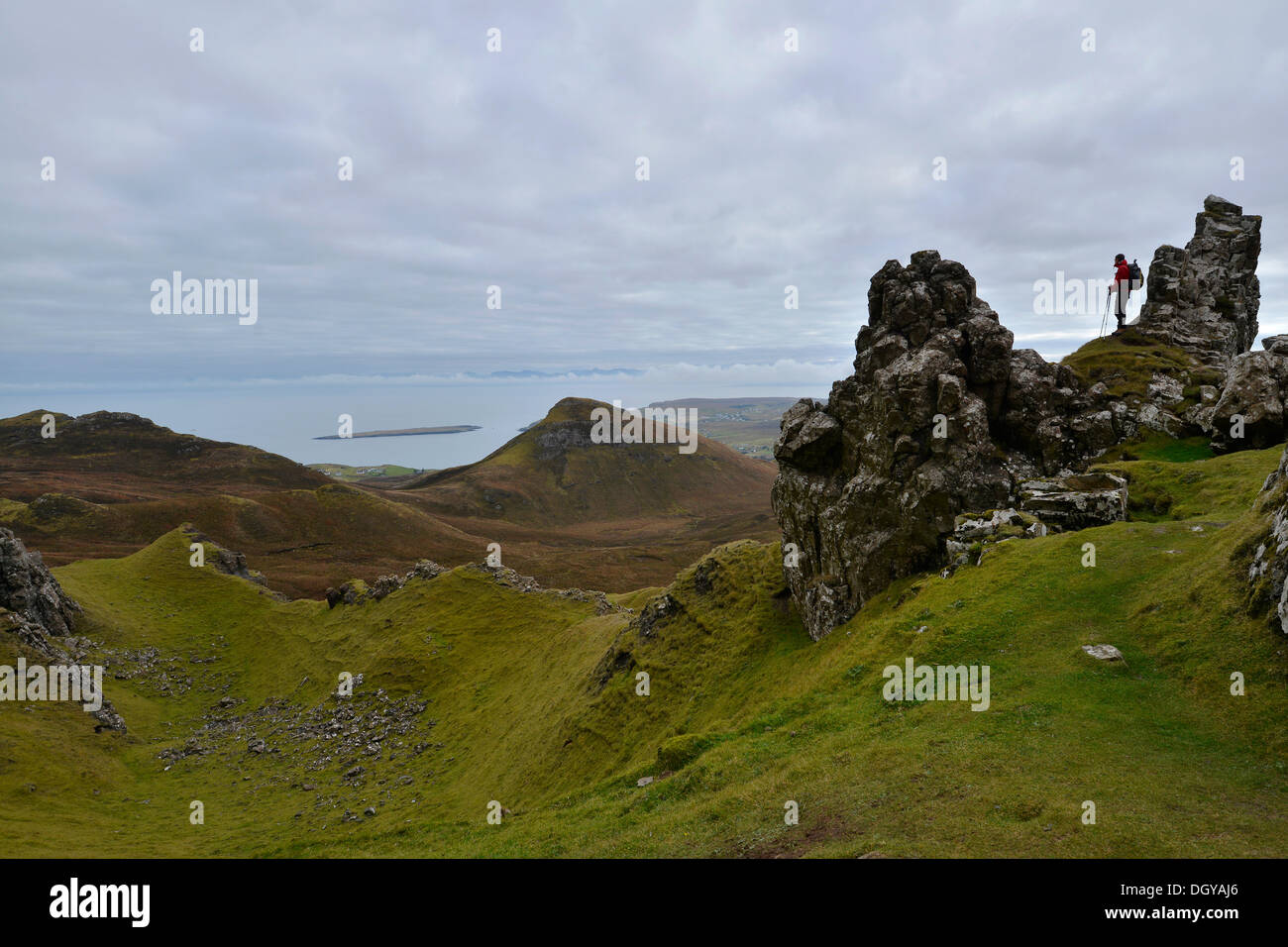 Escursionista in piedi in un paesaggio vulcanico, Loch Leum na Luirginn, Flodigarry, tabella, altopiani, Isola di Skye in Scozia Foto Stock