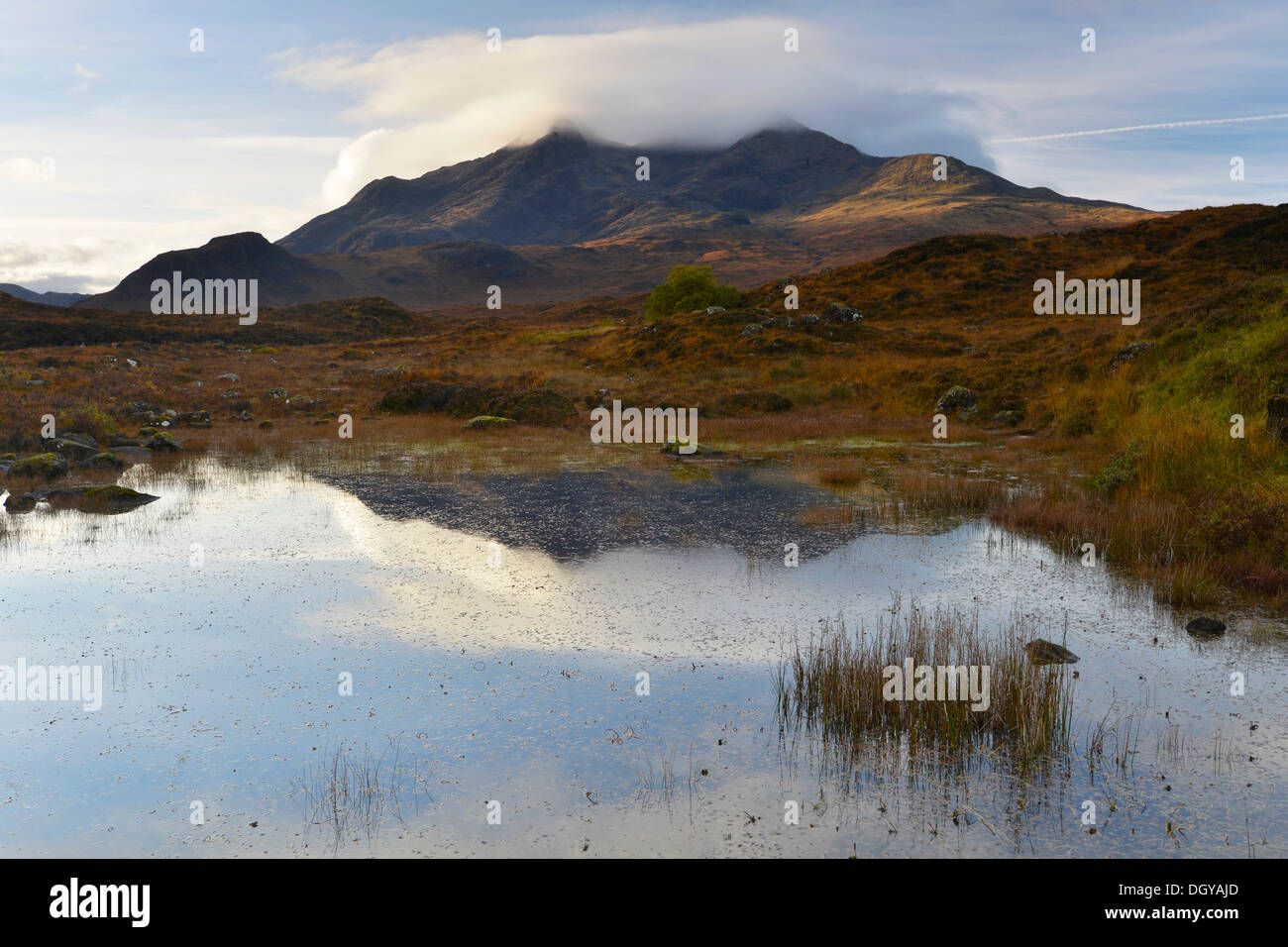 Piccolo lago di fronte al nero monti Cullins, Sligachan, Isola di Skye in Scozia, Regno Unito, Europa Foto Stock