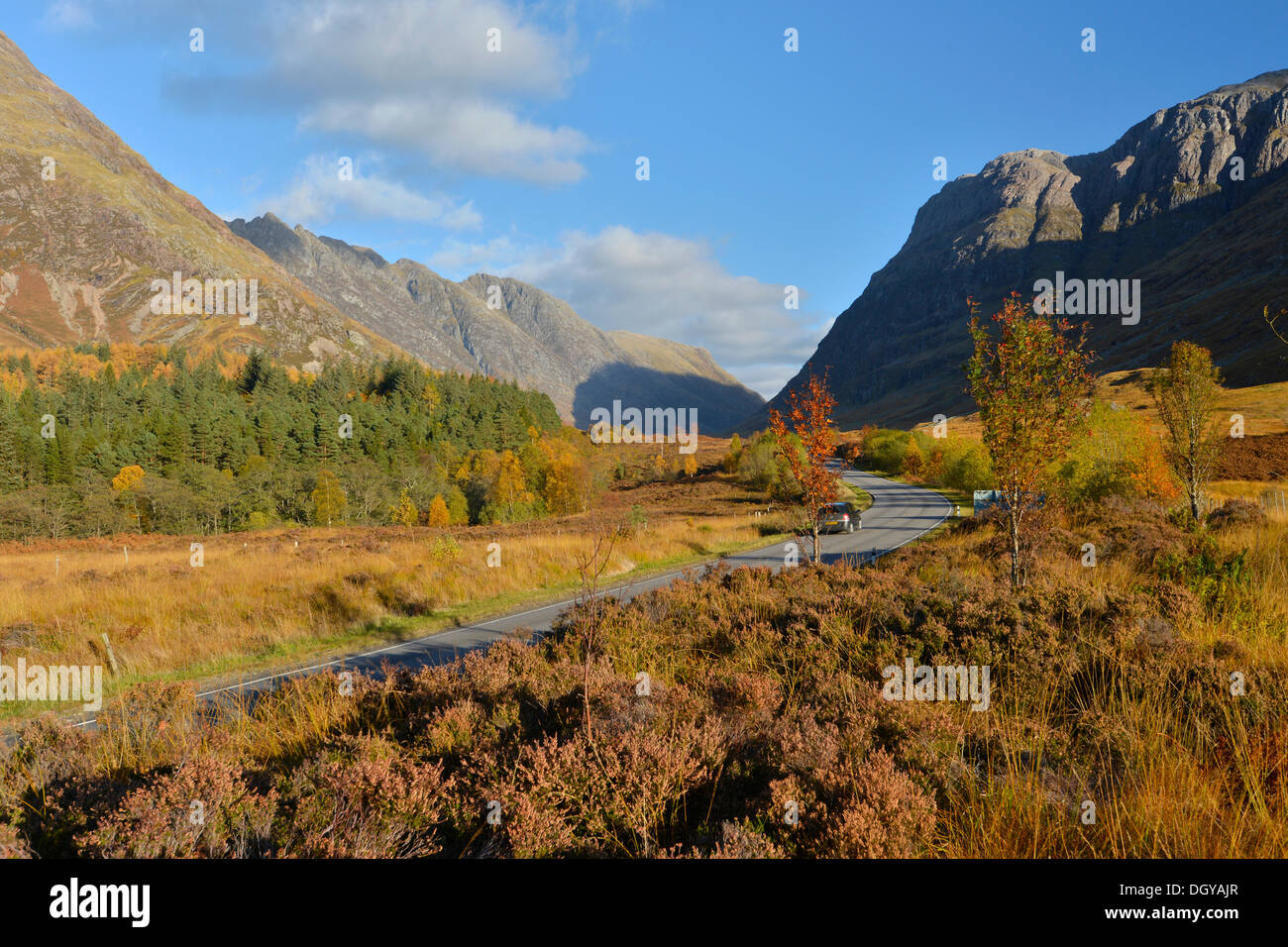 A82 road, autunno nella valle di Glencoe, Highlands scozzesi, Scotland, Regno Unito, Europa Foto Stock