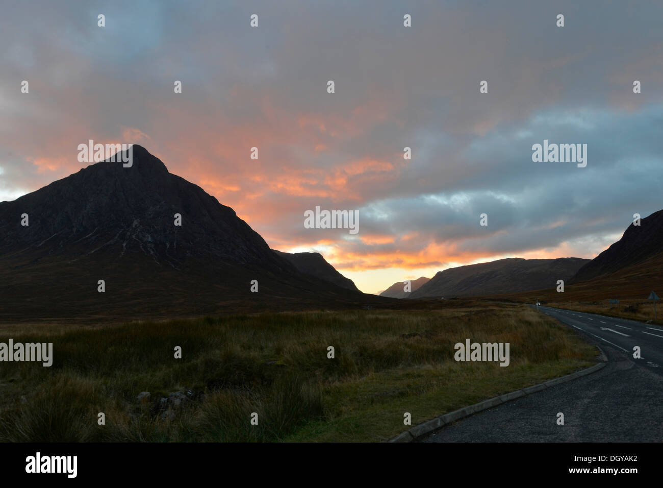 Buachaille Etive Mor, il tramonto in autunno nella valle di Glen Etive, Highlands scozzesi, Scotland, Regno Unito, Europa Foto Stock