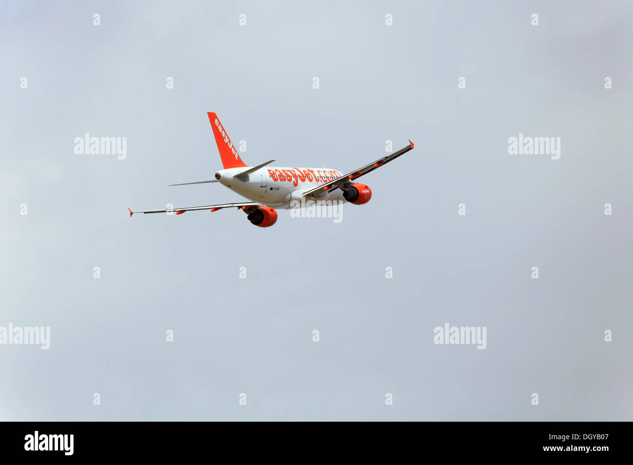 Passeggeri aerei Airbus A319 della compagnia aerea low-cost Easyjet, durante la salita Foto Stock