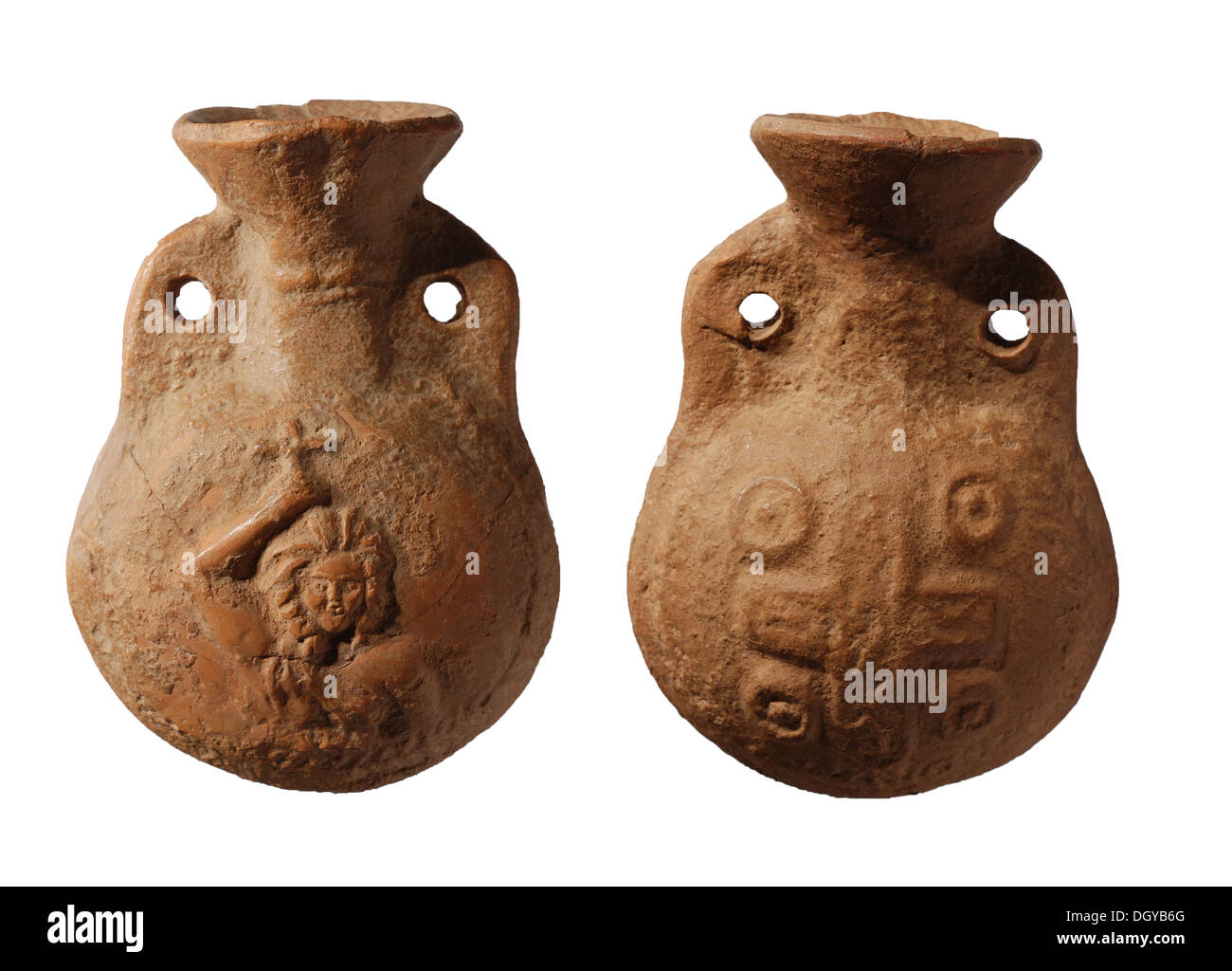 5577. Pallone utilizzato dai pellegrini in Terra Santa come contenitore per l'acqua santa di fiume Giordano. Piccolo pallone di argilla è decorata con una croce su di un lato e un'immagine che simboleggia Giovanni Battista sull'altro lato. c. 14-15th. C. Foto Stock 5577. Pallone utilizzato dai pellegrini in Terra Santa come contenitore per l'acqua santa di fiume Giordano. Piccolo pallone di argilla è decorata con una croce su di un lato e un'immagine che simboleggia Giovanni Battista sull'altro lato. c. 14-15th. C. Foto Stock