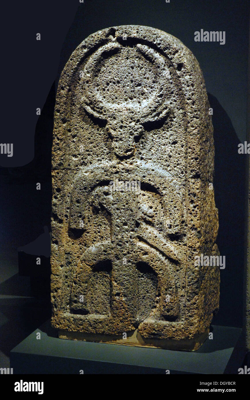 5686. Stele di Betsaida. Il basalto stele risalente c. 9 - 8th. C. BC trovato vicino alla porta della città antica di Betsaida vicino al mare di Galilea. L immagine della divinità in rilievo ha testa di un toro e un paio di corna e indossa una spada, questi simbolo Foto Stock